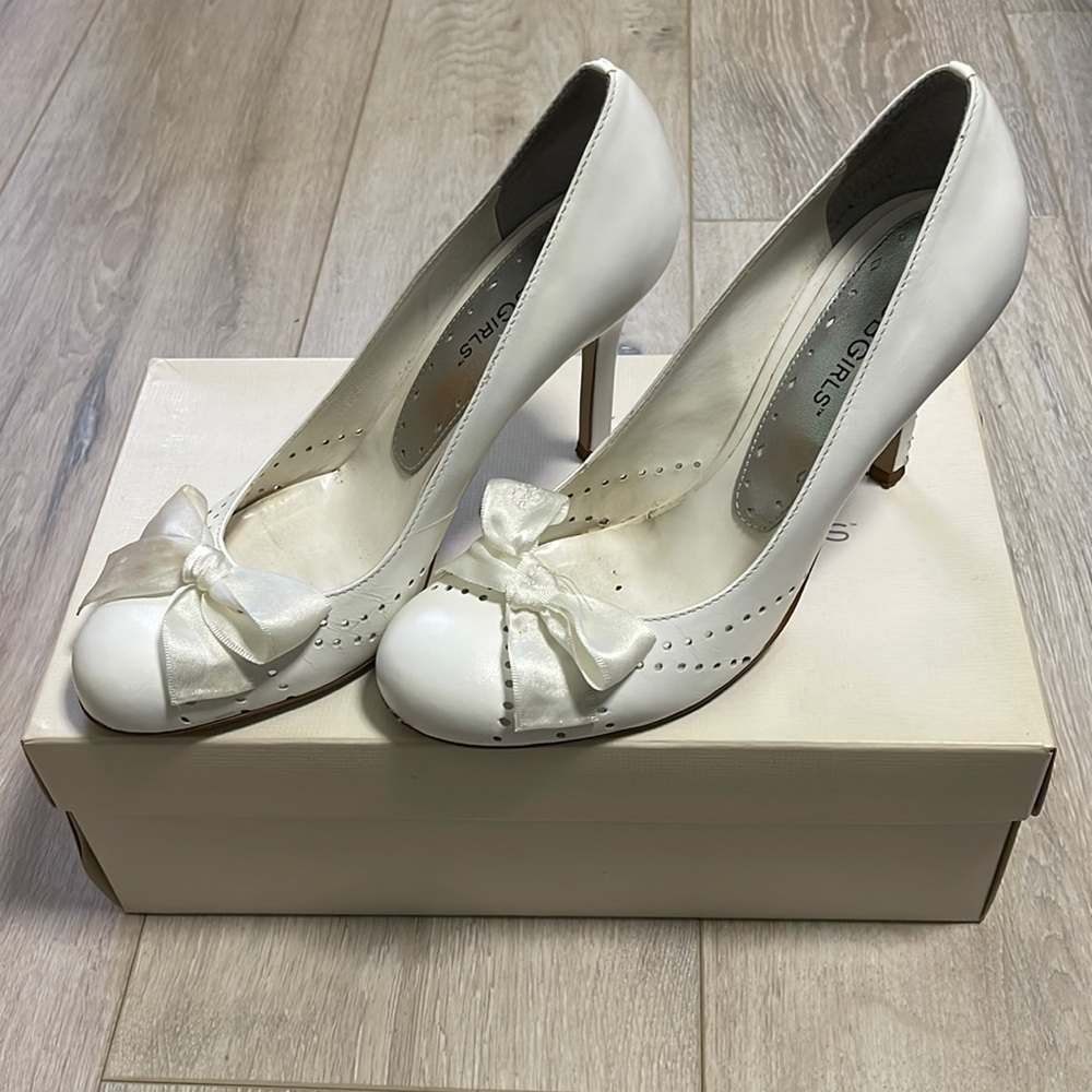 BCBGirls white leather heels w/satin bow*